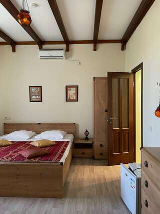 Гостевой дом Вилла Магриб и Шарк Поповка Двухместный номер с 1 кроватью или 2 отдельными кроватями-1