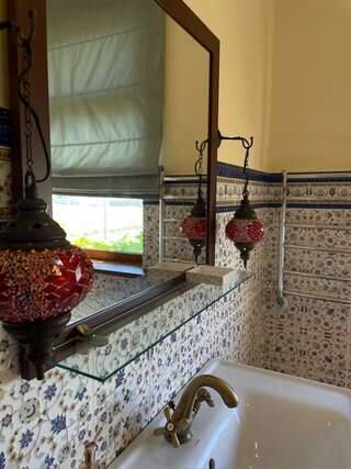 Гостевой дом Вилла Магриб и Шарк Поповка Комфорт с балконом и видом на бассейн-9